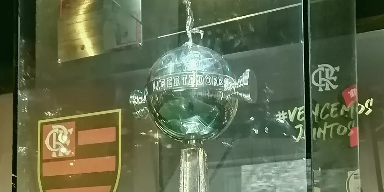 前锋斜向穿插把中卫引开的瞬间(时机比距离重要得多)